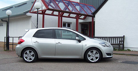 Toyota Auris SR180 2.2 D-4D Five-Door (2008) 